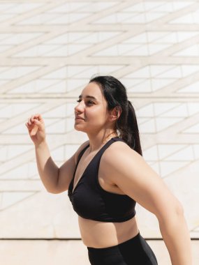 Bir kadın portresi, mutlu, dans ve hareketlerle rahatlamak ve bağlantıyı kesmek için.