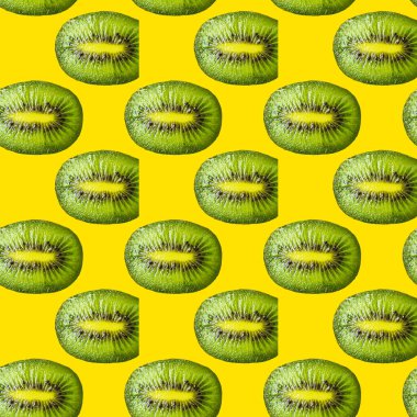 Yeşil arka planda kivi dilimleri olan kusursuz desen. En az izometrik gıda dokusu. Tahtalar için kullan, kumaş ve kağıt üzerine baskı yap