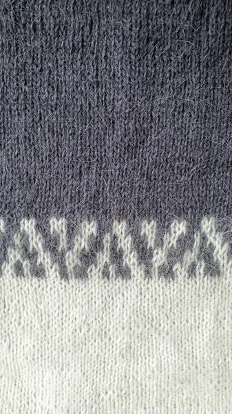 手工做的毛衣用貂皮线织成的织物 白色和灰色的图案 复制空间 — 图库照片
