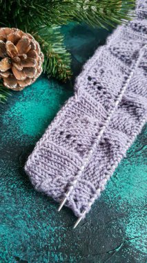 El yapımı kazak. Leylak ipliğinden örülmüş kumaş. Noel arkaplanında. Boşluğu kopyala