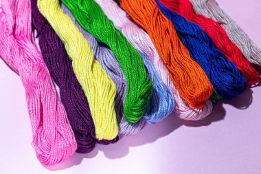 Dikiş dikmek için pamuk iplikler. Renkli palet, el yapımı işlem. Boşluğu kopyala