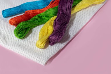 Dikiş dikmek için pamuk iplikler. Renkli palet, el yapımı işlem. Boşluğu kopyala