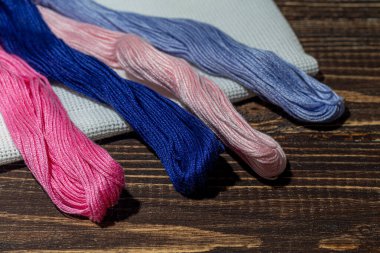 Dikiş dikmek için pamuk iplikler. Renkli palet, el yapımı işlem. Boşluğu kopyala