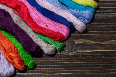 Dikiş dikmek için pamuk iplikler. Renkli palet, el yapımı işlem. Boşluğu kopyala