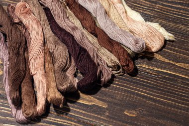 Dikiş dikmek için pamuk iplikler. Renkli palet, el yapımı işlem. Boşluğu kopyala