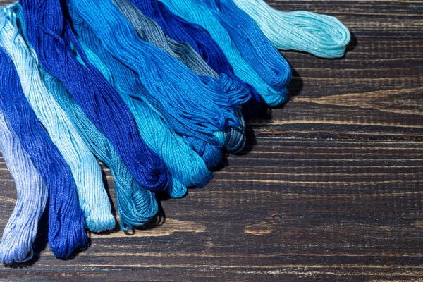 縫製用の綿の糸 多色パレット 手作りのプロセス コピースペース — ストック写真