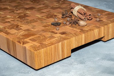 Tahta tahta, el yapımı ürünleri doğranmış sebzelerle kesmek için. Hafif bir arkaplanda. Boşluğu kopyala