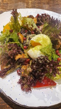 Taze sebzeli diyet salatası. Marul, haşlanmış yumurta, domates, yeşil soğan ve kırmızı biber. Sos. Boşluğu kopyala