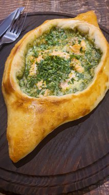 Gürcistan hamur işi. Kırmızı balık ve ıspanaklı turta. Boşluğu kopyala