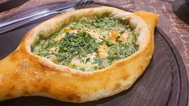 Gürcistan hamur işi. Kırmızı balık ve ıspanaklı turta. Boşluğu kopyala