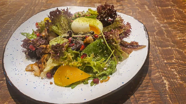 Salade Diététique Légumes Frais Laitue Œuf Poché Tomates Oignons Verts — Photo