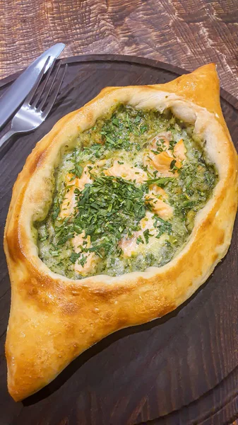Gürcistan hamur işi. Kırmızı balık ve ıspanaklı turta. Boşluğu kopyala