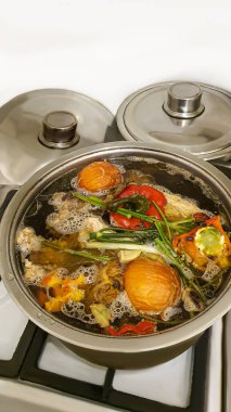 Atıksız yemek hazırlama. Soğanlı çorba, biber, şifalı ot, kemik suyunda havuç. Ekolojik kavram. Boşluğu kopyala