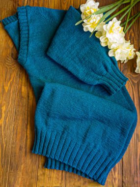 El yapımı ürünler. Benzin renginde renkli ipliklerden örülmüş kumaş. Kahverengi arka plan. Kodlama alanı