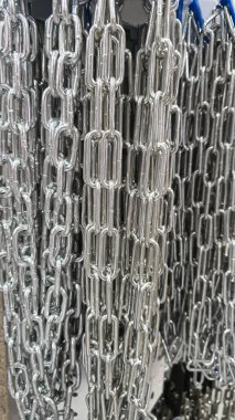 Mağazada farklı çaplı zincirler satılıyor. Eskrim alanları ve çitler için uygun. Onarım ve inşaat