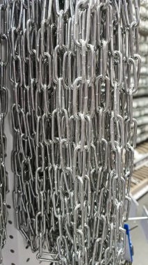 Mağazada farklı çaplı zincirler satılıyor. Eskrim alanları ve çitler için uygun. Onarım ve inşaat