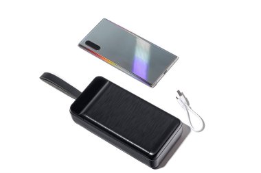 Telefonları ve diğer aksesuarları şarj etmek için Powerbank. İzole et. Beyaz bir arka planda. Boşluğu kopyala.