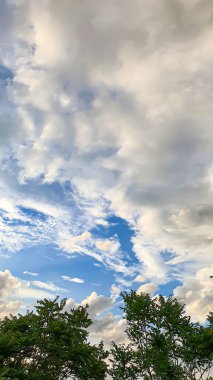 Bulutlu mavi gökyüzü, uçan kuşlar ve gökkuşağı. Yaz doğası. Gün batımında bulutlar. Boşluğu kopyala