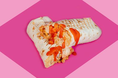 Sebzeli köfte. Taze lahana, salatalık, havuç ve yeşillik. Renkli bir arka planda. Shawarma. Boşluğu kopyala