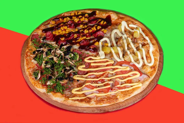 チーズとチェリートマトと木製のプレートの上にベーコンチーズとハーブとピザ 色付きの背景で コピースペース — ストック写真