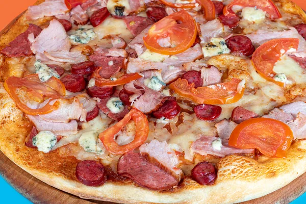 Pizza Com Queijo Bacon Ervas Prato Madeira Com Queijo Tomate — Fotografia de Stock