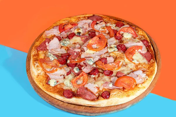 Pizza Con Queso Tocino Hierbas Plato Madera Con Queso Tomates — Foto de Stock