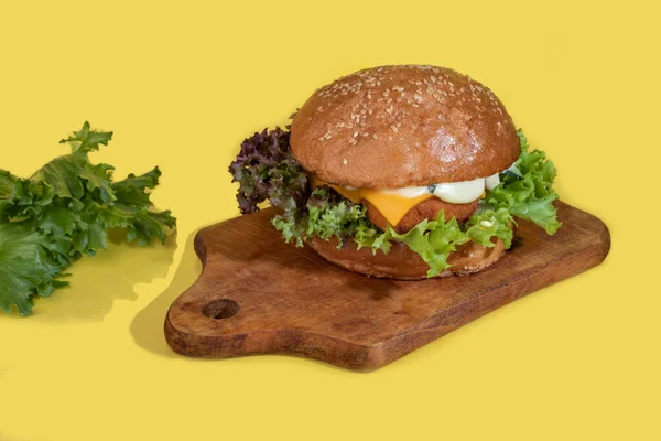 Grillowany Świeży Burger Pasztetem Wołowym Pomidorami Serem Ogórkiem Sałatą Kolor — Zdjęcie stockowe