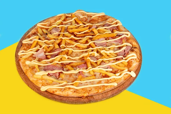 チーズとチェリートマトと木製のプレートの上にベーコンチーズとハーブとピザ 色付きの背景で コピースペース — ストック写真