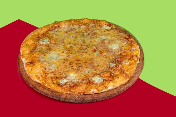 配上培根芝士和香草的比萨饼 配上芝士和樱桃西红柿的木制盘子 在一个彩色的背景 复制空间 — 图库照片