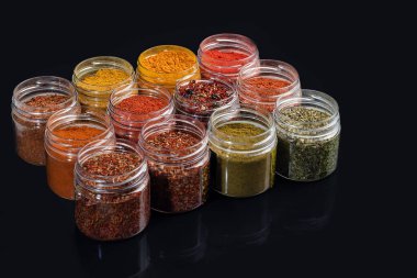 Cam bir kasede arka planda farklı baharatlar var. Zevkin gelişimi. Boşluğu kopyala