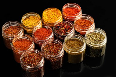 Cam bir kasede arka planda farklı baharatlar var. Zevkin gelişimi. Boşluğu kopyala