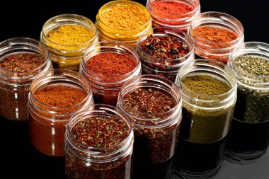 Cam bir kasede arka planda farklı baharatlar var. Zevkin gelişimi. Boşluğu kopyala