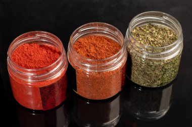 Cam bir kasede arka planda farklı baharatlar var. Zevkin gelişimi. Boşluğu kopyala