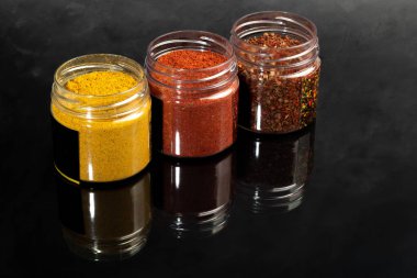 Cam bir kasede arka planda farklı baharatlar var. Zevkin gelişimi. Boşluğu kopyala