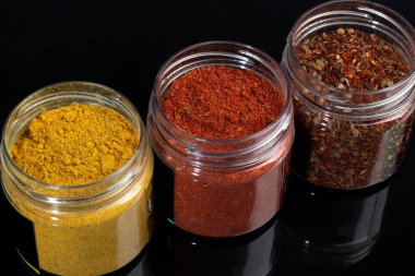 Cam bir kasede arka planda farklı baharatlar var. Zevkin gelişimi. Boşluğu kopyala