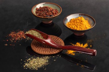 Cam bir kasede arka planda farklı baharatlar var. Zevkin gelişimi. Boşluğu kopyala