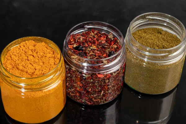 Olika Kryddor Mörk Bakgrund Glasskål Förstärkt Smak Kopieringsutrymme — Stockfoto