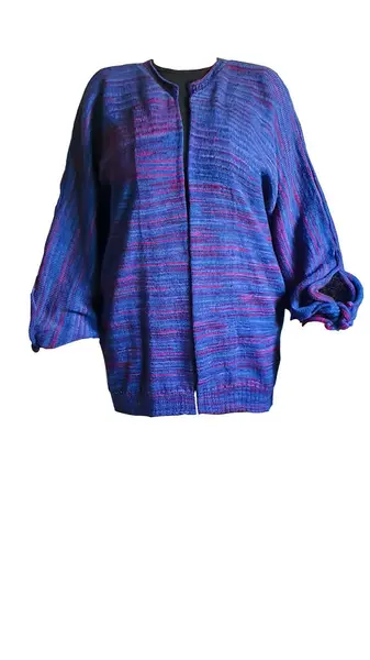 手工针织产品 用紫色和红色线织成的羊毛衫 灰色背景 复制空间 — 图库照片