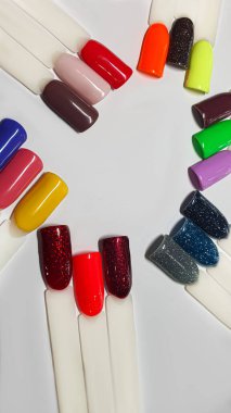 Çok renkli tırnak cilası paleti. Manikür ve jöle rengi seçimi. Boşluğu kopyala.