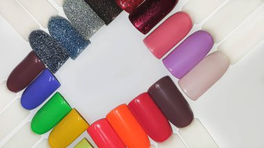 Çok renkli tırnak cilası paleti. Manikür ve jöle rengi seçimi. Boşluğu kopyala.