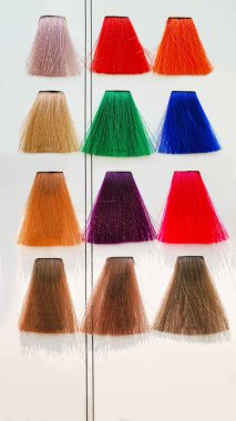 Beyaz arkaplandaki yapay iplikçiklerden yapılmış bir saç rengi paleti. Renk seçimi. Boşluğu kopyala