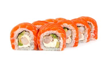 Havyarlı suşi, karides ve ton balığı, beyaz arka planda avokado. Tecrit. Boşluğu kopyala