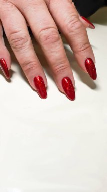 Akrilik ve jöleli manikür ve tırnak uzantıları. Tasarım parlak jel cilasıyla yapılmış. Boşluğu kopyala