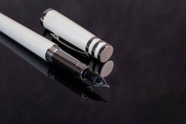 Mermer ve gri arka planda dolmakalem. Hediye konsepti. Boşluğu kopyala