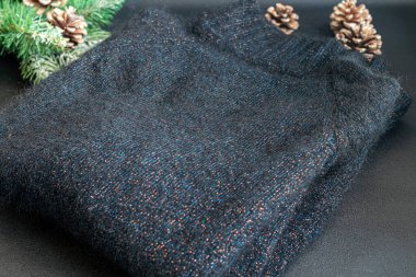 El yapımı örgü ürünler. Renkli ipliklerden örülmüş kumaş. Parlak bir arka plan. Boşluğu kopyala