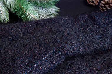 El yapımı örgü ürünler. Renkli ipliklerden örülmüş kumaş. Parlak bir arka plan. Boşluğu kopyala