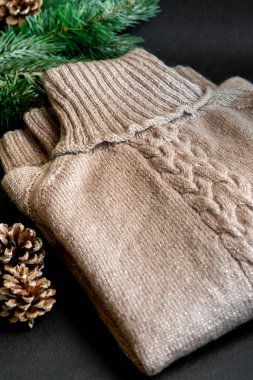 El yapımı örgü ürünler. Renkli ipliklerden örülmüş kumaş. Parlak bir arka plan. Boşluğu kopyala