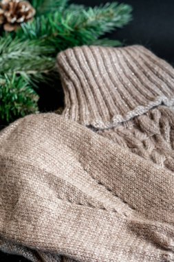 El yapımı örgü ürünler. Renkli ipliklerden örülmüş kumaş. Parlak bir arka plan. Boşluğu kopyala