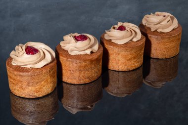 Krema ve kiraz reçelli kekler. Kutu ekleriymiş. Yeni yıl ve tatil konsepti. Boşluğu kopyala