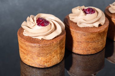 Krema ve kiraz reçelli kekler. Kutu ekleriymiş. Yeni yıl ve tatil konsepti. Boşluğu kopyala